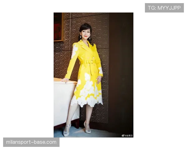 杨千霖出门那阵仗,外套能顶我三年生活费,站在人群里像在办秀 杨千霖出门那阵仗,外套能顶我三年生活费,站在人群里像在办秀