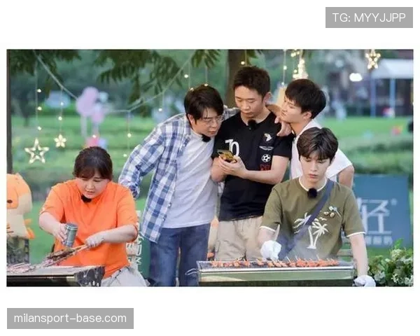 鲍春来训练间隙吃自带火锅，这生活滋味也太娱乐圈了吧！